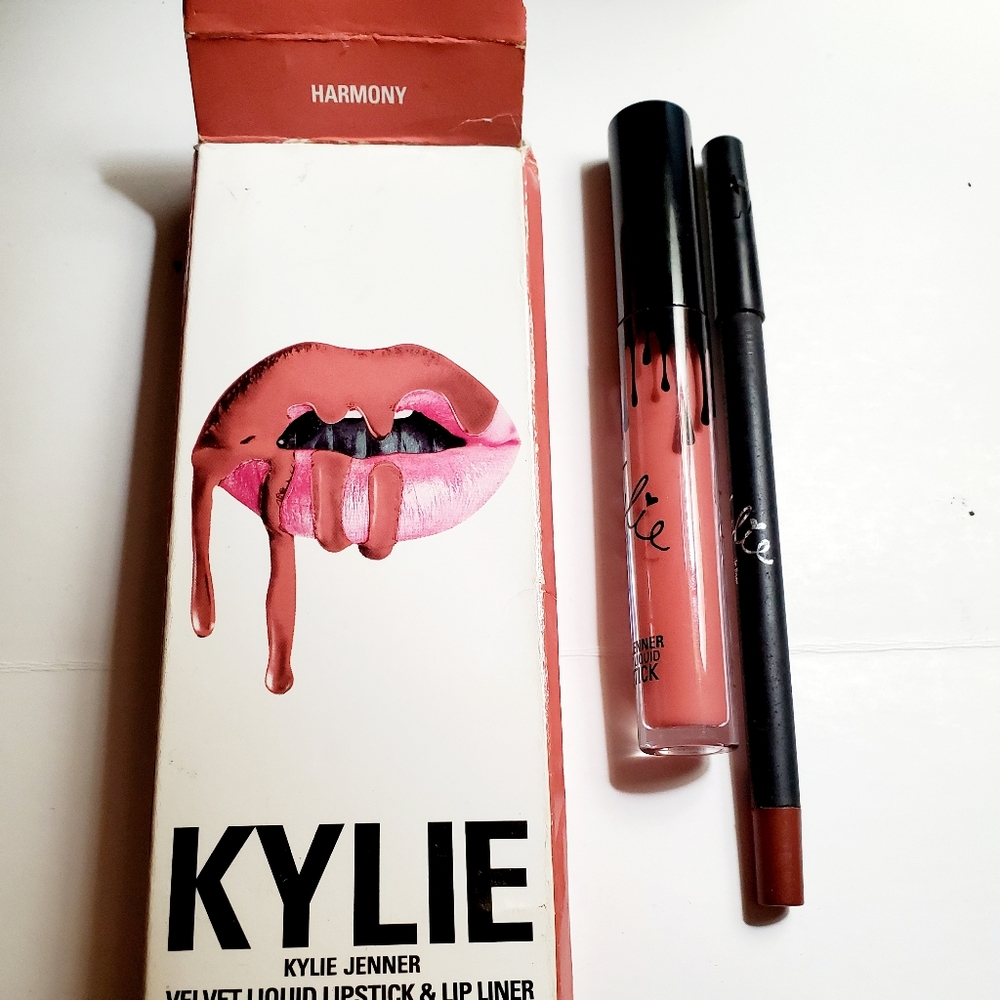 KYLIE *VELVET* Liquid lipstick and lip liner set